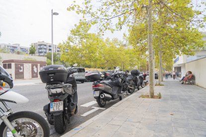 Imatge d'una nova zona d'aparcament de motos al carrer de Joan Pau II a Tarragona.