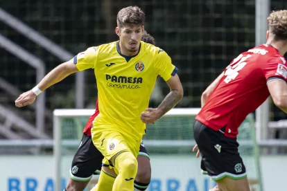 Álex Jiménez en un partit amb les categories inferiors del Vila-real.