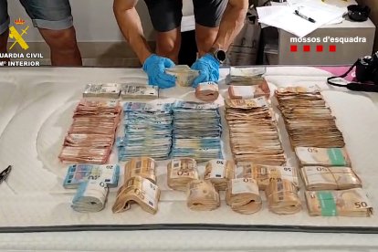 Imatge del botí de més de 100.000 euros de l'atracador