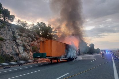 Imatge del remolc incendiat d'un dels camions implicats en l'accident mortal a l'AP-2.