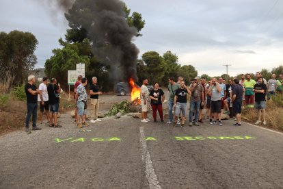 Treballadors de Secomsa tallant els accesos a la planta de compostatge de Botarell.