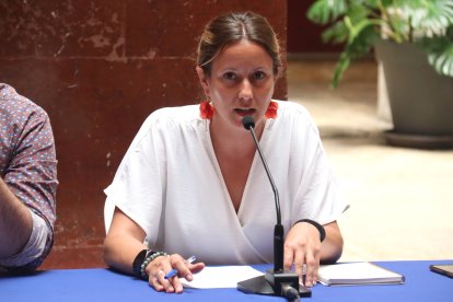 La regidora d'ERC a l'Ajuntament de Tarragona, Maria Roig, en roda de premsa al pati Jaume I del consistori.