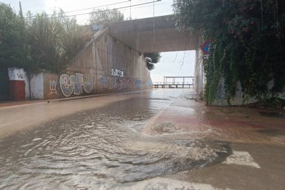 Imatge del pont del carrer Josep Ras que dona accés a l'Arrabassada inundat.