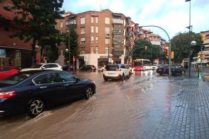 Imatge del trànsit afectat per l'aigua a la Part Baixa de Tarragona.