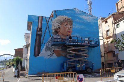 Una de les imatges que decoraran Móra d'Ebre en el marc del festival Grafftech Fest