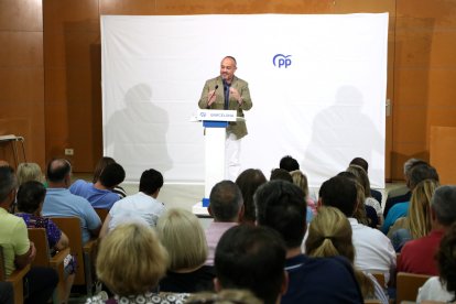 El presidente del PPC, Alejandro Fernández, en un acto del partido en Santa Coloma de Garmenet