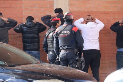 Els Mossos d'Esquadra escorcollant diverses persones al barri Sant Josep Obrer de Reus.