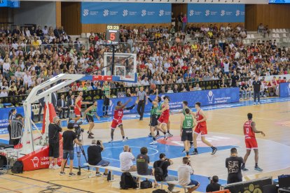 Els aficionats del Manresa i el Joventut omplint les graderies del Palau d’Esports Catalunya en el segon partit de la Lliga Catalana ACB disputat ahir.