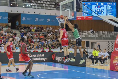 Yannick Kraag (Joventut) realitzant una esmaixada tot i la pressió de Saint-Supery (Manresa).