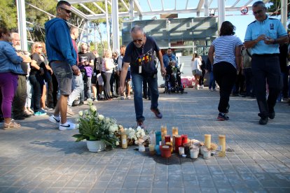 Treballadors penitenciaris dipositant clavells al memorial per homenatjar a la cuinera assassinada per un pres a la presó de Mas d'Enric fa sis mesos.