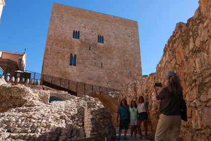 Una família de la Rioja es fotografia davant de la torre del Pretori de Tarragona