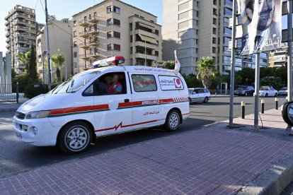 Una ambulància a la carretera després d'un incident relacionat amb els dispositius sense fil de membres d'Hezbollah a Beirut.