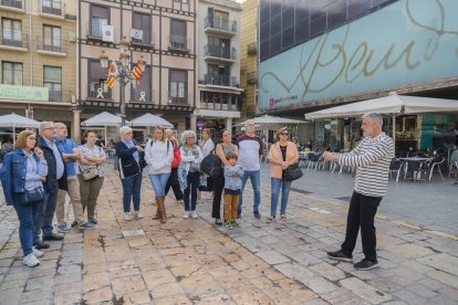 Una vintena de persones van gaudir de la visita guiada pels carrers del centre de la ciutat organitzat per Redessa.