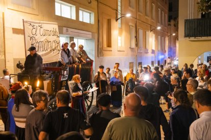 La primera representació d’un romanç va tenir lloc ahir a la plaça de la Patacada de Reus.