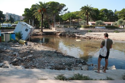 Un home fotografia l'aspecte que ofereix la cala de Pixavaques a l'Ametlla de Mar després dels aiguats de dissabte