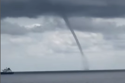 Imatge de la mànega d'aigua que ha aparegut aquest diumenge a la Costa Daurada