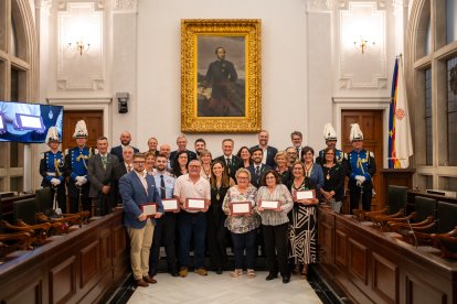 Fotografia de família amb els guardonats dels Guardons de la Ciutat 2024.