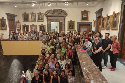 Fotografia de familia de les Misericòrdies a les escales de l’Ajuntament de Reus amb motiu de la Festa de la Mare de Déu de Misericòrdia 2024.