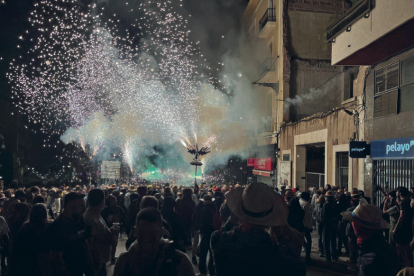 El correfoc va fer les delícies de grans i petits amants del foc i les espurnes.