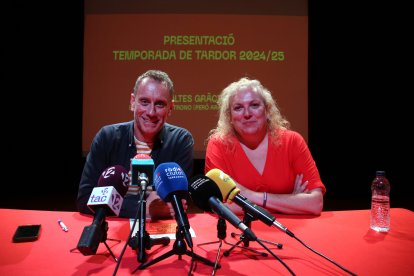 El director artístic de la Sala Trono, Joan Negrié, acompanyat de la regidora de Cultura de l'Ajuntament de Tarragona, Sandra Ramos.