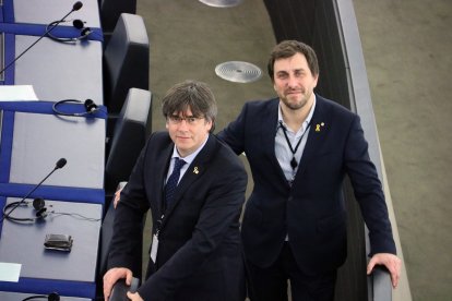 Els eurodiputats Carles Puigdemont i Toni Comín al seu escó al Parlament Europeu a Estrasburg, el 13 de gener del 2020.