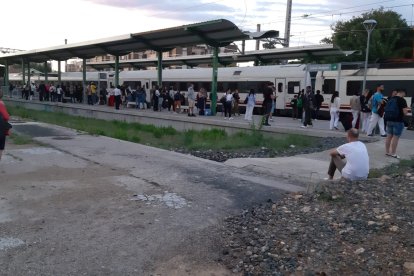 Imatge dels passatgers que s'han vist obligats a fer un transbordament a l'estació de Vila-seca.