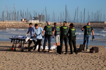 Agents de la Guàrdia Civil treballant en l'aixecament del cadàver trobat en una platja de Calafell.