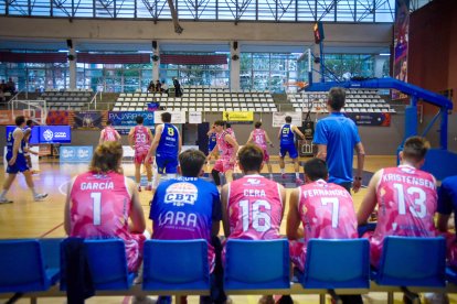 Els jugadors del CB Tarragona durant el partit contra el Santfeliuenc de la Lliga Catalana.