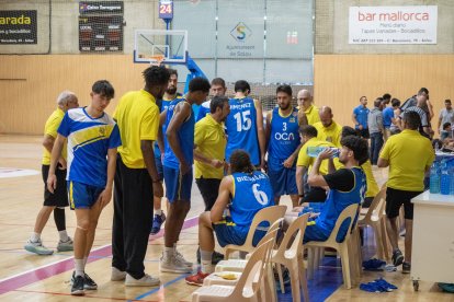 El tècnic del CB Salou Jesús Muñiz amb els seus jugadors durant el partit de dimarts de la Lliga Catalana.