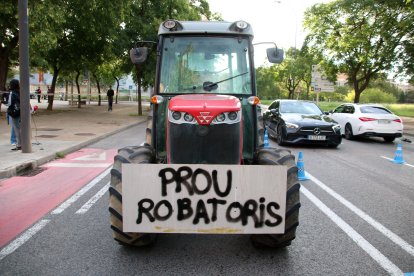 Un dels tractors que ha participat en la protesta feta davant de la comissaria dels Mossos d'Esquadra de Reus.