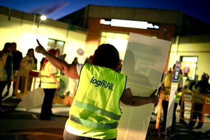 Una informadora indicant on agafar els autobusos a Sant Vicenç de Calders.