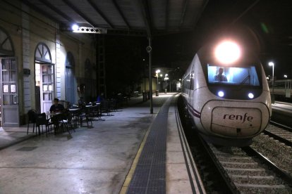 El tren Avant, a la seva arribada a l'estació de Tortosa aquest dimarts a la matinada.