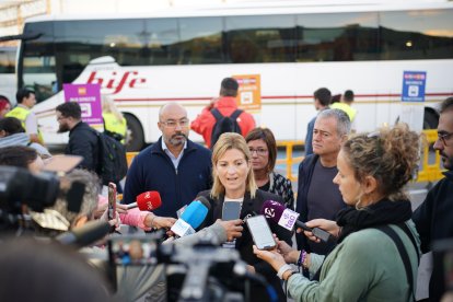 La vicepresidenta primera del Parlament i diputada d'ERC, Raquel Sans, atenent els mitjans de comunicació a Sant Vicenç de Calders.