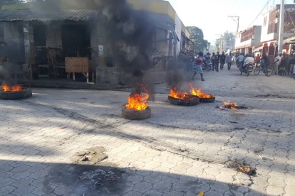 Pneumàtics incendiats pels manifestants a Hinche, febrer de 2019.