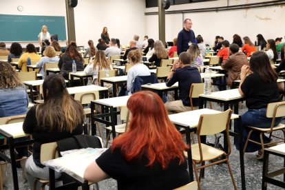 Aspirants a administratius de la Generalitat en una de les aules de la Facultat de Dret de la UB.