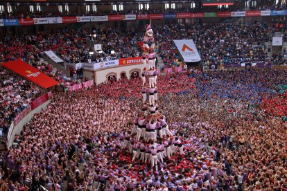 La Colla Jove dels Xiquets de Tarragona fent l'aleta del 3 de 10 amb folre i manilles a la segona ronda del Concurs de Castells de Tarragona.