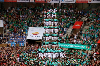 Una de les tres enxanetes dels Castellers de Vilafranca fent l'aleta del 9 de 9 a la quarta ronda del Concurs de Castells de Tarragona.