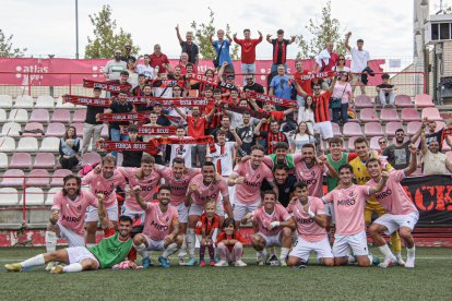 Els jugadors del Reus FC Reddis amb l’afició a l’Estadi Ramón Farrús de Lleida