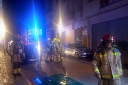 Els bombers actuant a l'edifici de Bonavista afectat per un incendi.