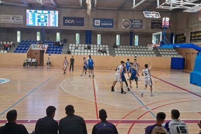 L’equip del CB Salou defensant a l’àrea un atac del Gandía.