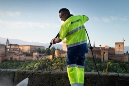 Imatge d'arxiu d'un treballador de Prezero.