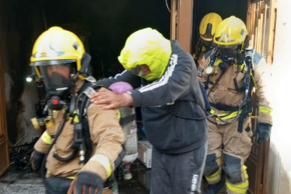 Imatge durant l'evacuació de la persona a Ulldecona.