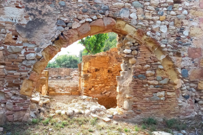 Un dels arcs que es conserva a la Granja dels Frares.