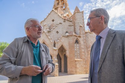 Eudald Roca i Josep María Mañé davant l’església de Vistabella.