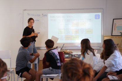 Imatge d'arxiu d'una professora i els seus alumnes a classe