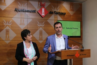 La regidora d'Hisenda, Maria Jesús Viña, i l'alcalde de Tortosa, Jordi Jordan, presenten les ordenances fiscals per al 2025.