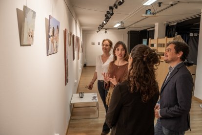 Clàudia Carbó durant la inauguració de l'exposició a l'Espai Jove Kesse.