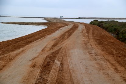 Un vehicle circula pel nou camí d'accés a les salines de la Trinitat a la barra del Trabucador.