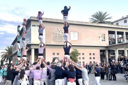 Les colles castelleres tarragonines reten un bonic homenatge de comiat a Agustí Forné a les portes del tanatori de Tarragona.