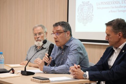 Amb el micròfon, Josep Cruset, durant la presentació del llibre ‘La Pensilvània, l’or negre dels Vilella’.